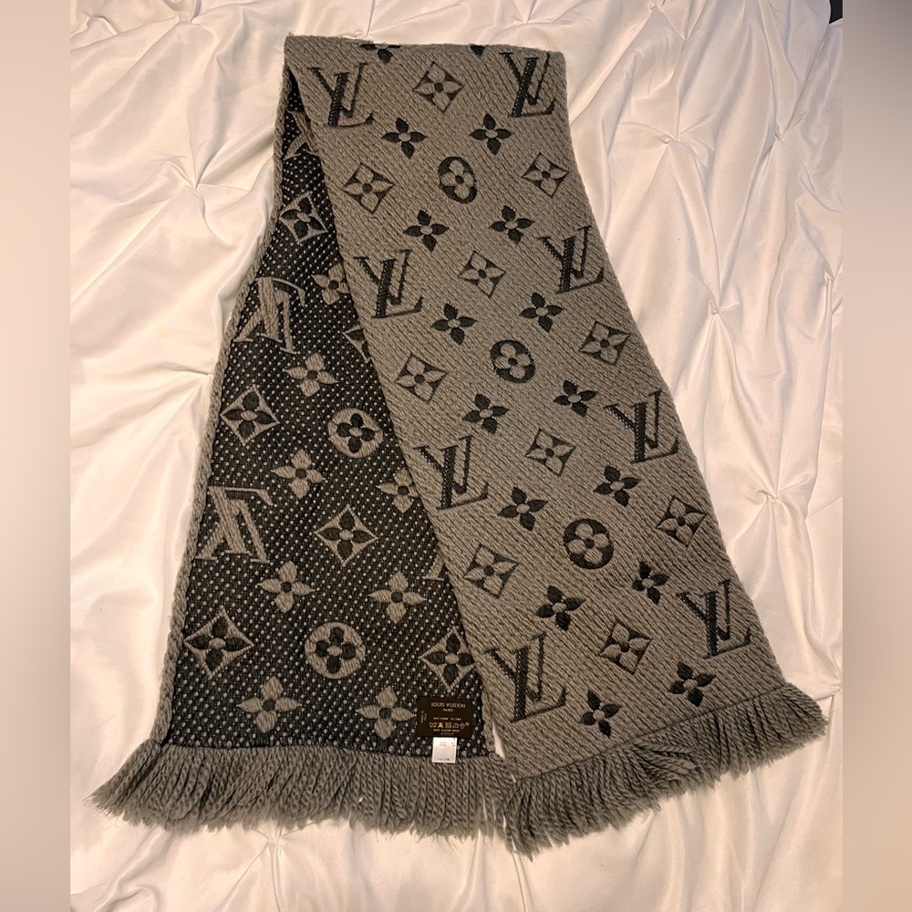 Louis Vuitton Logomania Scarf - Picture 5 of 6